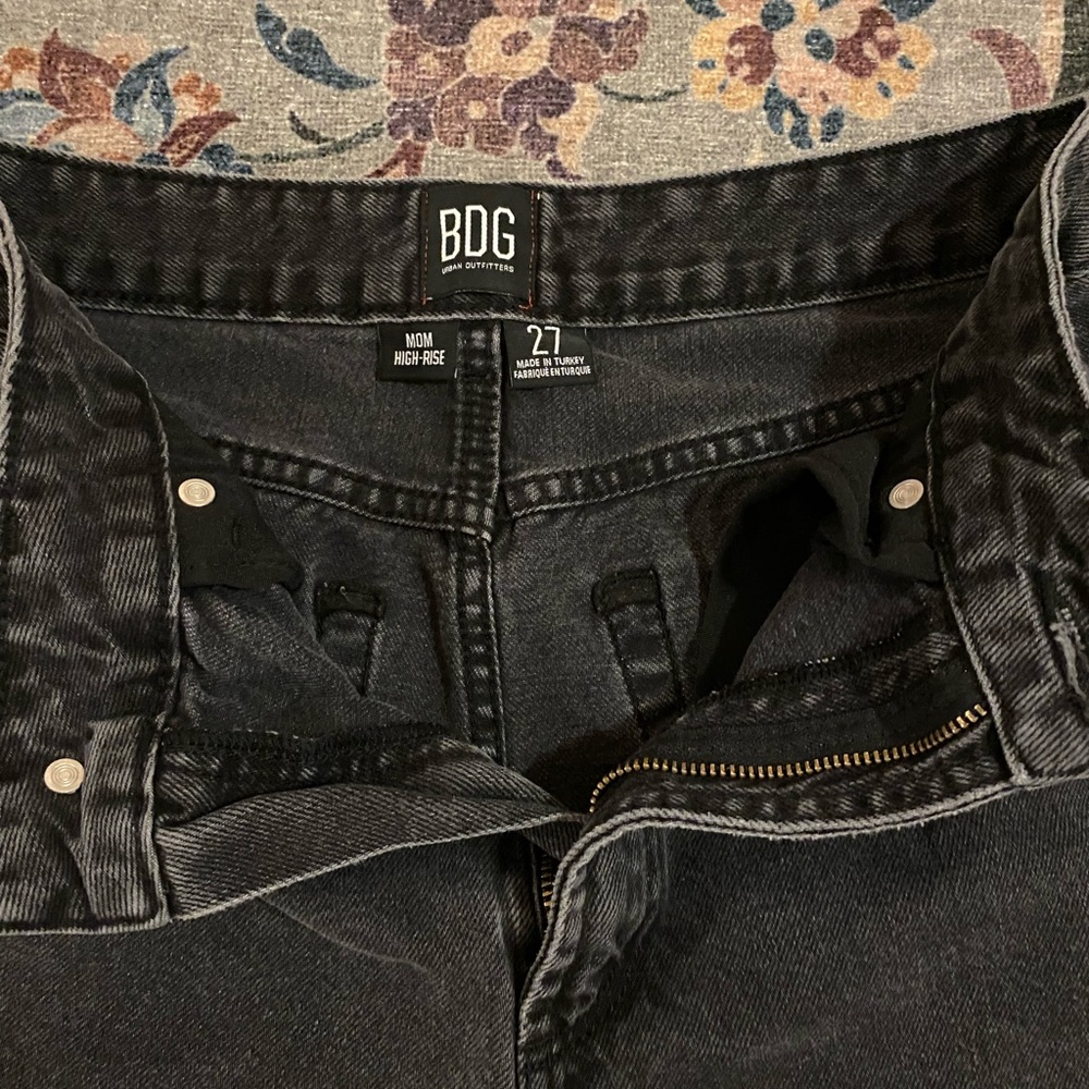 Urban Outfitters Cropped BDG Mom jeans in black with raw hem size 27 - Picture 5 of 6